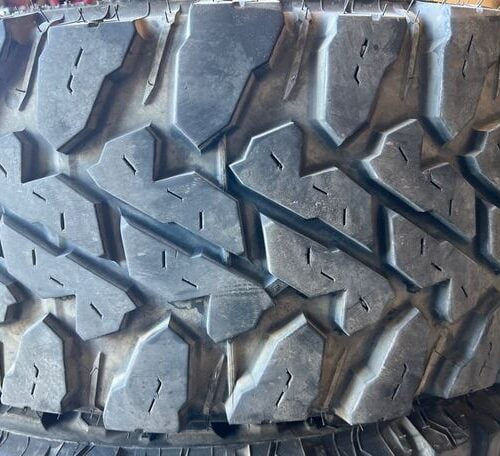 YOKOHAMA LT275/70R18 (used)